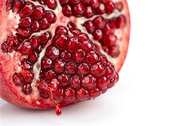 Verse rode granaatappelpitjes die de Hinuki jelly stick op smaak brengen